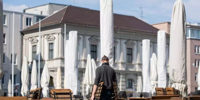 Resuarant in Augsburg. Der zweite Lockdown droht und Gastwirte machen sich Sorgen um ihre wirthschaftliche Existenz. Foto: Tom Weller/dpa Resuarant in Augsburg. Der zweite Lockdown droht und Gastwirte machen sich Sorgen um ihre wirthschaftliche Existenz. Foto: Tom Weller/dpa
