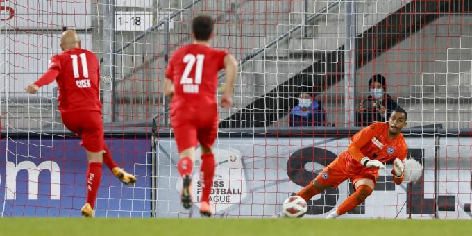 Vaduz' Tunahan Cicek trifft per Penalty zum 1:0 gegen Luganos Sebastian Osigwe waehrend der Super League-Partie zwischen dem FC Vaduz und dem FC Lugano. FC Vaduz