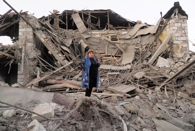 Lida Sarksyan steht in den Ruinen ihres Hauses, das durch Beschuss seitens aserbaidschanischer Artillerie zerstört wurde. Berg Karabach