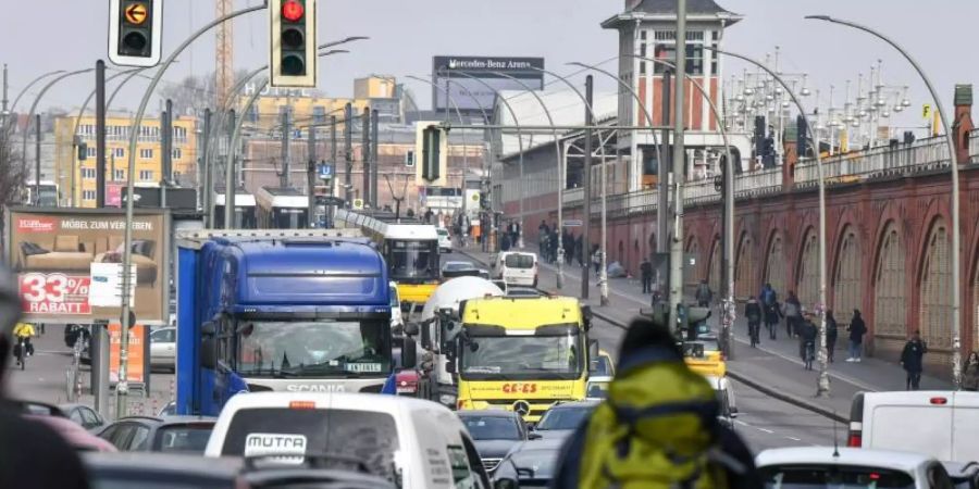Autos, Lastwagen und Radfahrer fahren im Februar 2019 auf der Warschauer Strasse in Berlin. Foto: Jens Kalaene/dpa-Zentralbild/dpa