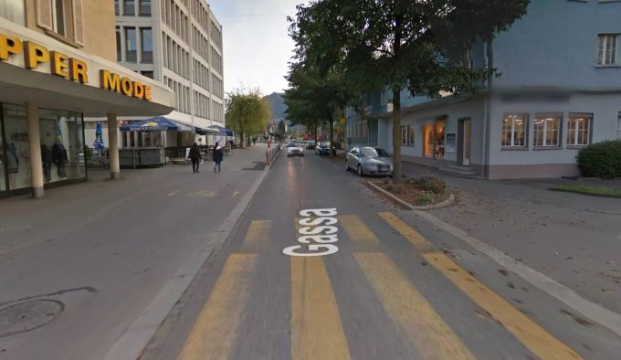Strassen mit geräumigen Fussgängerzonen wie die Bahnhofsstrasse in Buchs SG sind bei Posern beliebt. Bahnhofsstrasse buchs
