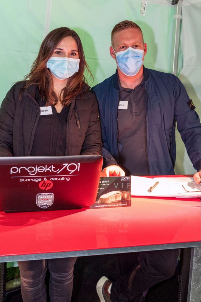 Sarah (l) und Römu sind für die Corona Kontaktdatenerfassung verantwortlich