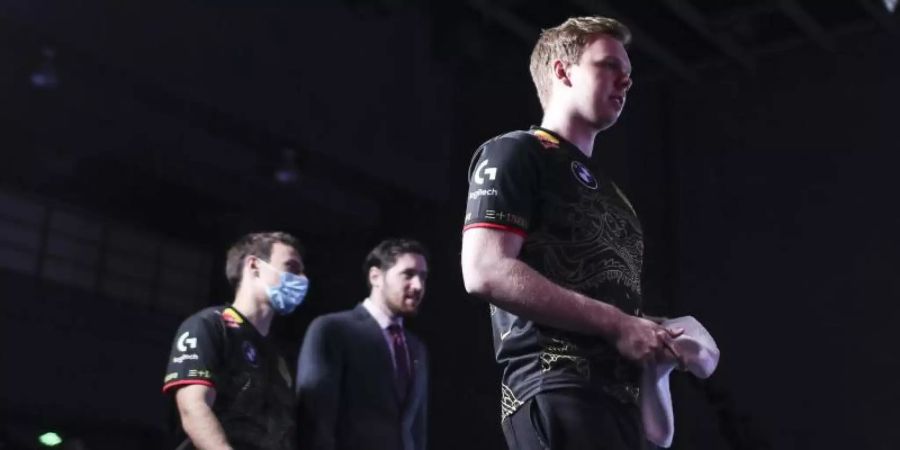 Auf dem Heimweg: Nach einer herben Niederlage gegen Damwon Gaming ist G2 Esports aus der League-of-Legends-Weltmeisterschaft ausgeschieden. Foto: Riot Games/dpa