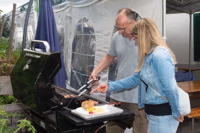 Fleisch und Gemüse auf dem Grill.