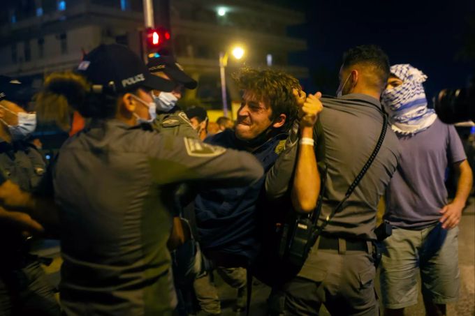 Polizisten nehmen einen Demonstranten während eines Protests vor der Residenz des israelischen Premierminister Netanjahu in Gewahrsam. Jerusalem