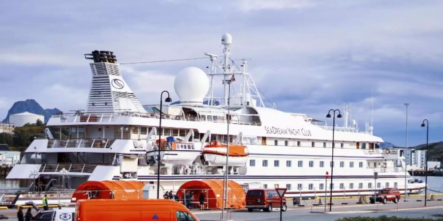 Das Kreuzfahrtschiff «SeaDream 1» liegt am Kai im norwegischen Bodø. Foto: Sondre Skjelvik/NTB Scanpix/AP/dpa