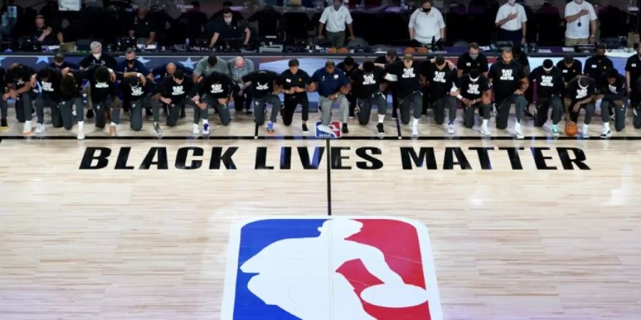 Protest gegen Rassismus vor dem Basketball-Match in Orlando