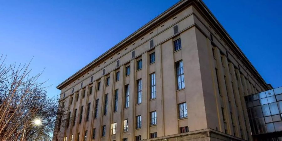 Im Berghain spielt wieder Musik - allerdings nur draussen. Foto: Britta Pedersen/dpa-Zentralbild/dpa