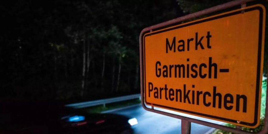 Eine 26-jährige US-Amerikanerin, die in Garmisch-Partenkirchen lebt, soll trotz Krankheitszeichen und Quarantäneauflage durch Kneipen gezogen sein. Foto: Lino Mirgeler/dpa