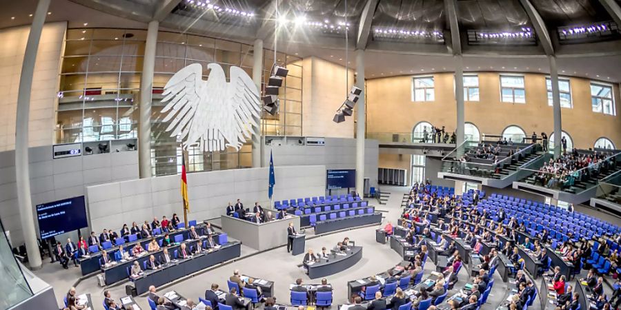 ARCHIV - Der Plenarsaal während einer Sitzung des Deutschen Bundestages. Ab Dienstag gilt auch im Bundestag eine Maskenpflicht. Foto: Michael Kappeler/dpa