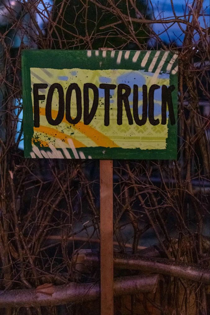 Ein Schild zeigt zum Foodtruck.