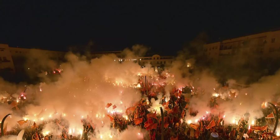 Eine Woche nach dem Wahlsieg der überwiegend pro-serbischen Opposition in Montenegro haben Zehntausende für den unabhängigen Staat protestiert. Demonstranten in der Hauptstadt Podgorica zündeten Fackeln an und schwenkten Nationalfahnen während einer Kundgebung. Foto: Risto Bozovic/AP/dpa