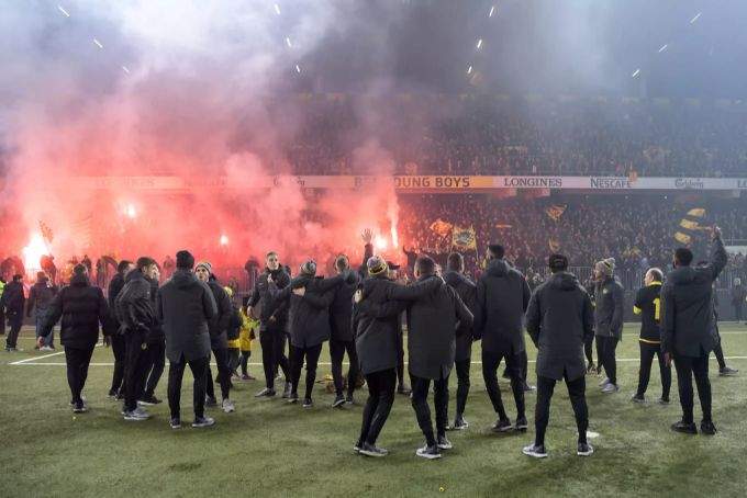 Ein Bild aus dem Jahr 2019: Die YB-Fans feiern ihre Spieler im Wankdorf, nachdem sie beim Auswärtsspiel in Zürich Meister wurden. YB