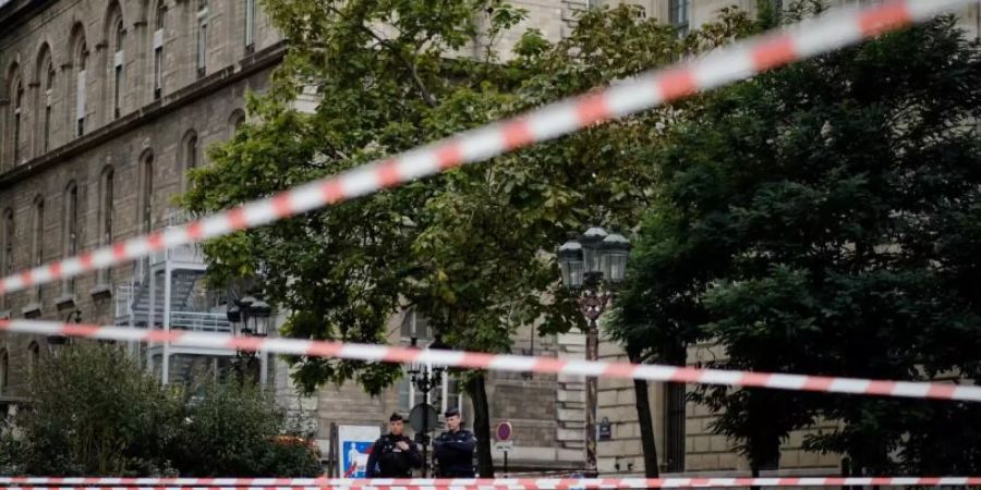 Polizeibeamte stehen nach der Messerattacke vor der Pariser Polizeipräfektur Wache. Foto: Kamil Zihnioglu/AP/dpa