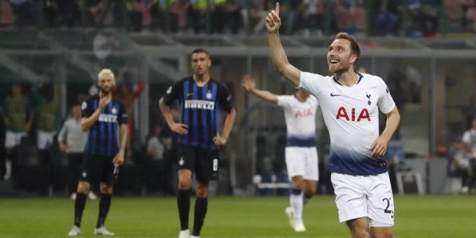 Tottenham Mittelfeldspieler Christian Eriksen (rechts) feiert sein Tor in der Champions League gegen Inter Mailand 2018. christian eriksen