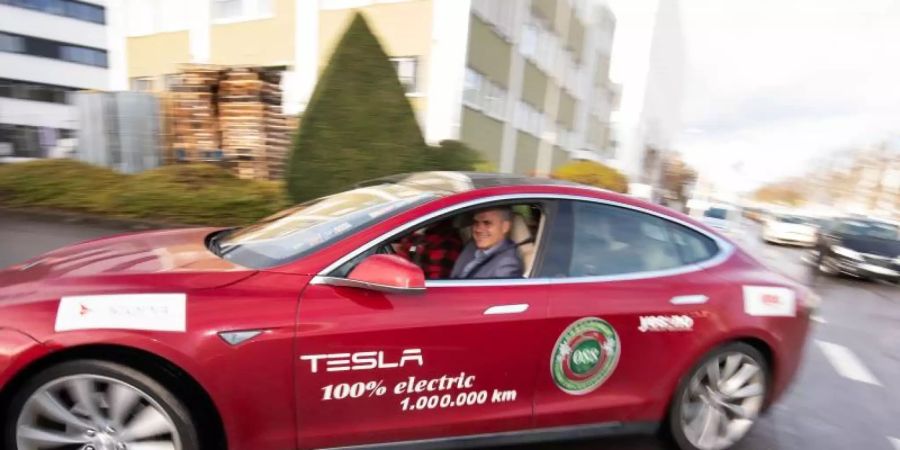 Eine Million Kilometer hat sein Tesla Model S, Baujahr 2013, seit dem 28. November auf dem Tacho. Foto: Marijan Murat/dpa