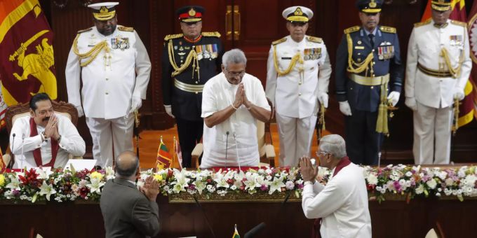 Der Präsident von Sri Lanka Gotabaya Rajapaksa (mitte) grüsst seinen älteren Bruder Chamal Rajapaksa (rechts). sri lanka