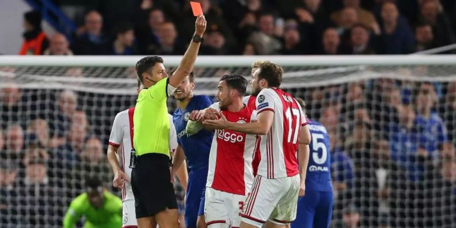 Schiedsrichter Gianluca Rocchi zeigt Daley Blind (r) von Ajax Amsterdam die Rote Karte. Foto: Paul Terry/CSM via ZUMA Wire/dpa