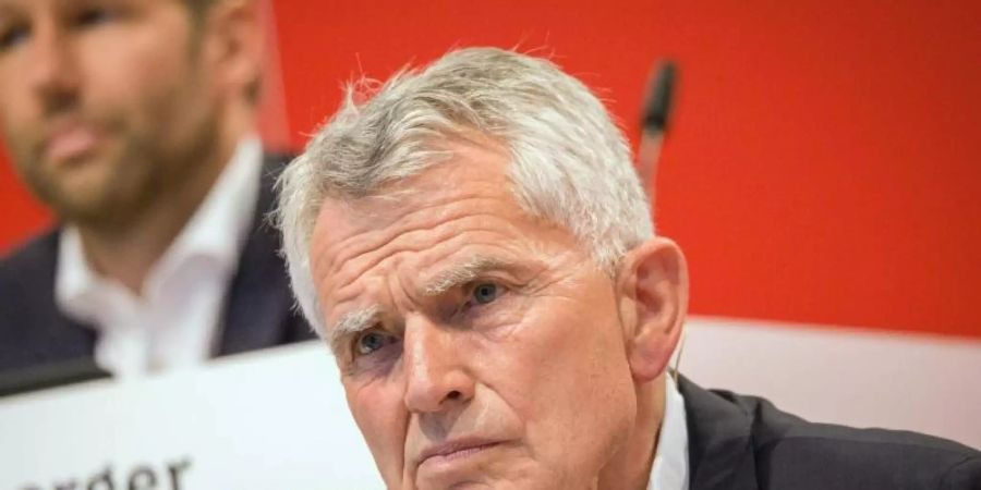 Wer wird Nachfolger von Wolfgang Dietrich? Beim VfB Stuttgart gibt es zwei Kandidaten. Foto: Christoph Schmidt/dpa