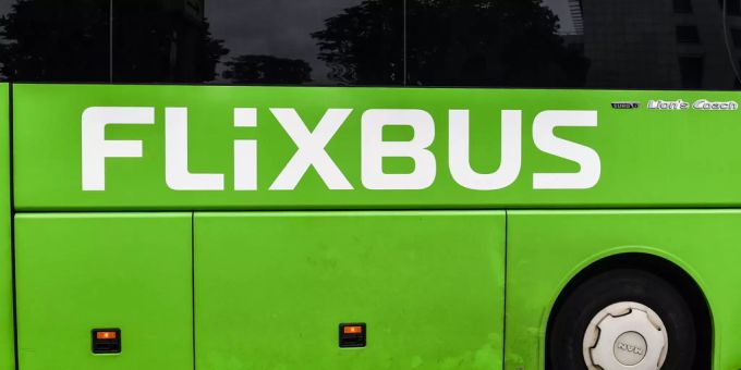 Das Logo von Flixbus auf einem Reisebus. Flixbus