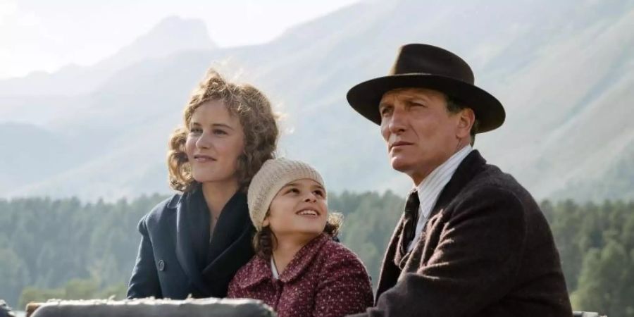 Die Familie Kemper (Carla Juri, Riva Krymalowski und Oliver Masucci, l-r) muss vor den Nazis fliehen. Foto: Frédéric Batier/Warner Bros./dpa