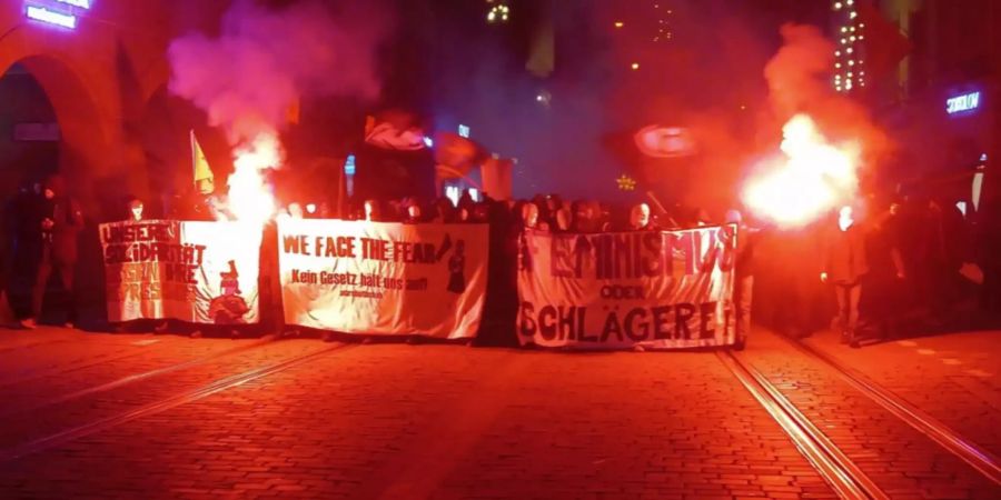 An der unbewilligten Silvester-Demonstration in Bern nahmen etwa 200 Personen teil.