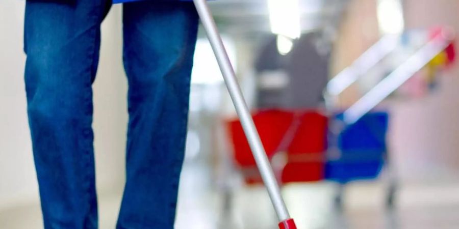 In der Gebäudereinigung arbeiten viele Mini-Jobber. Wegen der starren Verdienstobergrenze wirkt jede Tarifsteigerung als unfreiwillige Arbeitszeitverkürzung. Foto: Jens Büttner/dpa-Zentralbild/dpa