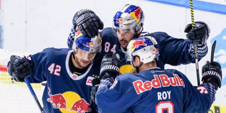 Die Spieler des EHC Red Bull München feiern einen weiteren Sieg in der DEL. Foto: Matthias Balk/dpa