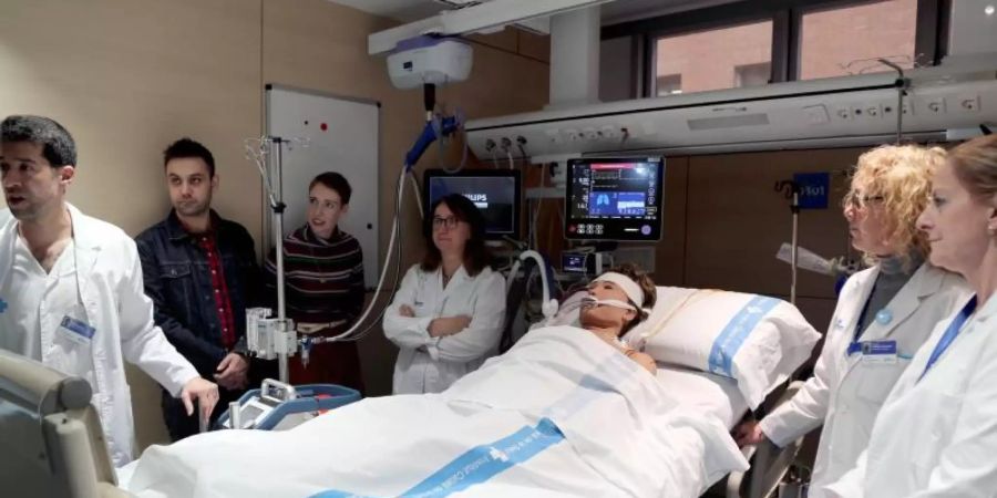 Audrey Mash (3.v.l) nimmt mit ihrem Mann an einer Nachbildung ihrer Reanimation teil. Sie wurde nach mehr als sechs Stunden ohne eigenen Herzschlag ins Leben zurückgeholt. Foto: ---/Comunicació Vall d'Hebron/dpa