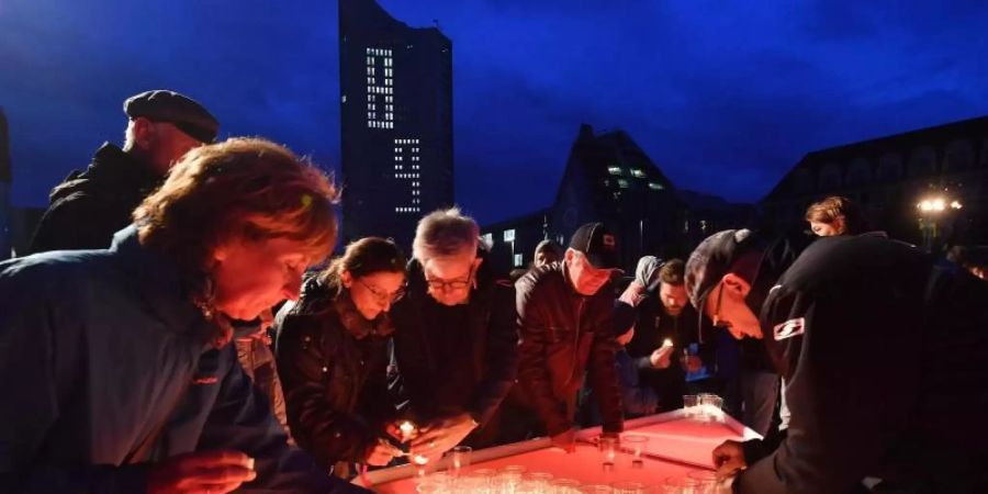 Bürgerinnen und Bürger bringen mit Kerzen den Schriftzug "Leipzig 89" auf dem Augustusplatz zum Leuchten. Mit zahlreichen Veranstaltungen wird in Leipzig an die Grossdemonstrationen vor 30 Jahren erinnert. Mit dem Ruf "Wir sind das Volk" hatten am 09. Oktober 1989 rund 70.000 Menschen für Freiheit und Demokratie demonstriert. Foto: Hendrik Schmidt/dpa-Zentralbild/dpa