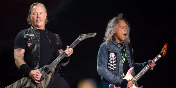 James Hetfield (links), Frontsänger der US-Metal-Band Metallica, und Kirk Hammett, Gitarrist, stehen im Olympiastadion auf der Bühne. Metallica Tour 2019