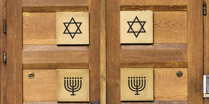 Der Eingang einer Synagoge in Zürich. Der Bund beteiligt sich künftig an den Sicherheitskosten für Minderheiten, die besonders gefährdet sind, Ziel von Anschlägen zu werden. (Themenbild) Der Eingang einer Synagoge in Zürich. Der Bund beteiligt sich künftig an den Sicherheitskosten für Minderheiten, die besonders gefährdet sind, Ziel von Anschlägen zu werden. (Themenbild)