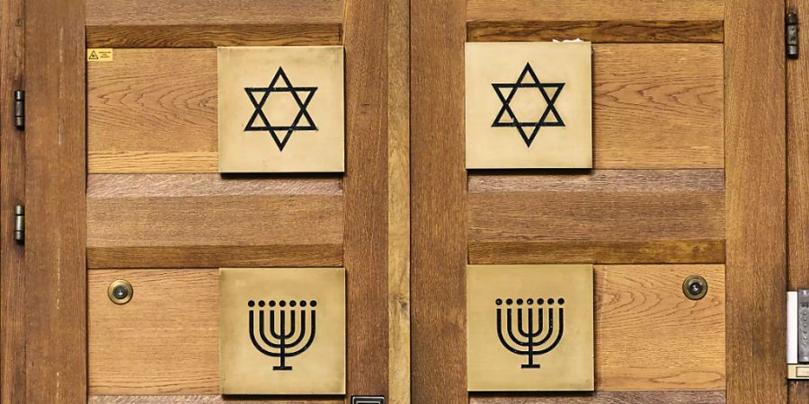 Der Eingang einer Synagoge in Zürich. Der Bund beteiligt sich künftig an den Sicherheitskosten für Minderheiten, die besonders gefährdet sind, Ziel von Anschlägen zu werden. (Themenbild)