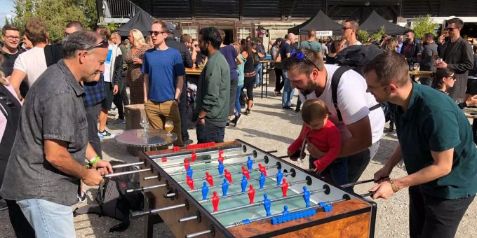 ... konnte man sich mit verschiedenen Spielen die Zeit vertreiben.