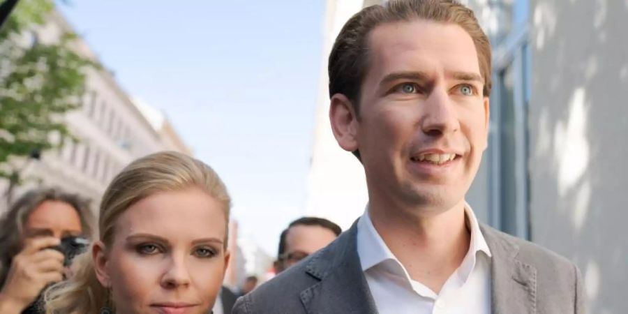 Sebastian Kurz und seine Freundin Susanne Thier auf dem Weg zur Stimmabgabe für die Parlamentswahl. Foto: Georg Hochmuth/APA