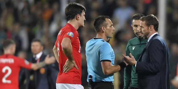 Die englischen Spieler und Trainer Gareth Southgate intervenieren im Spiel gegen Bulgarien mehrmals beim Schiedsrichter. Bulgarien England Rassismus Fifa