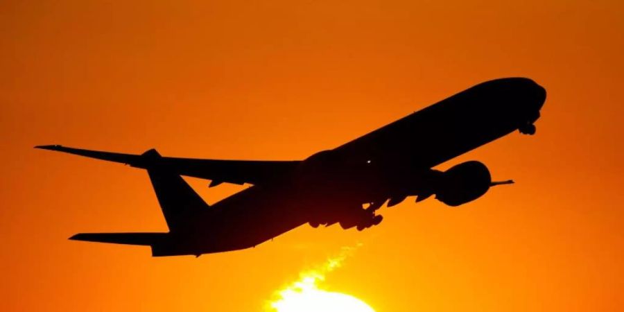 Die kostenlose «Flugärger-App» soll Reisenden helfen, Entschädigungen bei verspäteten oder annullierten Flügen durchzusetzen. Foto: Daniel Reinhardt/dpa