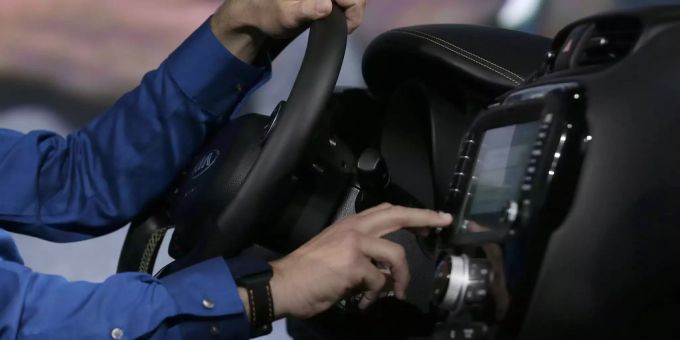 Ein 18-Jähriger hat laut Studie gegenüber einem 30-jährigen Schweizer Lenker einen durchschnittlichen Prämienaufschlag von 141 Prozent. (Symbolbild) iq zusammenhang