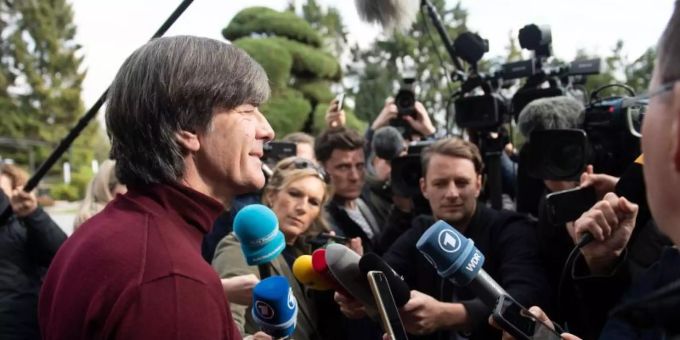 Bundestrainer Joachim Löw stellt sich vor dem Team-Hotel den Fragen der Journalisten. Foto: Bernd Thissen/dpa Bundestrainer Joachim Löw stellt sich vor dem Team-Hotel den Fragen der Journalisten. Foto: Bernd Thissen/dpa