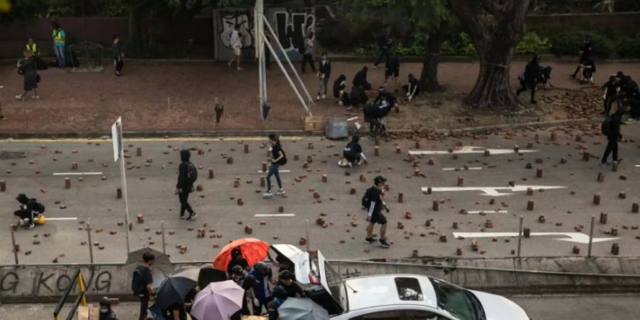 Strassensperre mit Pflastersteinen nahe der Polytechnischen Universität