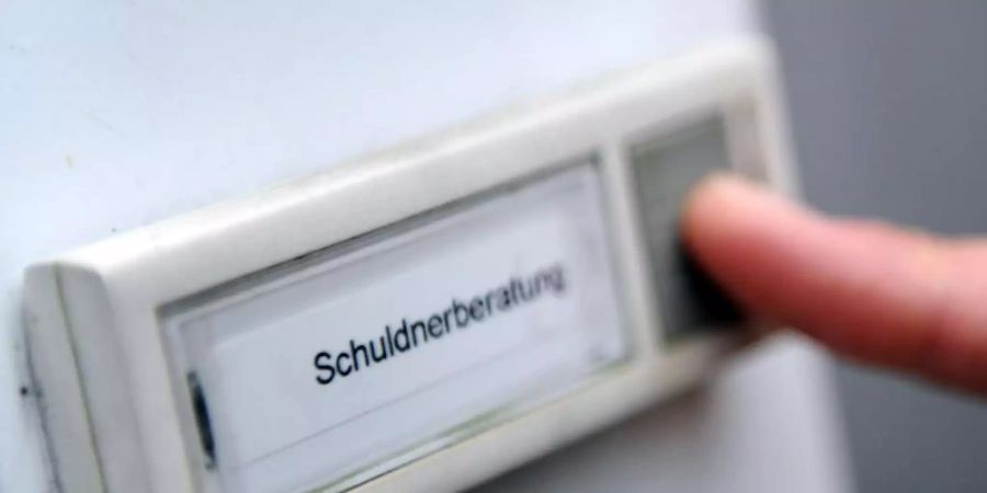 Zwar ist die Zahl der überschuldeten Verbraucher in Deutschland leicht gesunken, bei den über 70-Jährigen nimmt die Überschuldung jedoch zu. Foto: Angelika Warmuth/dpa