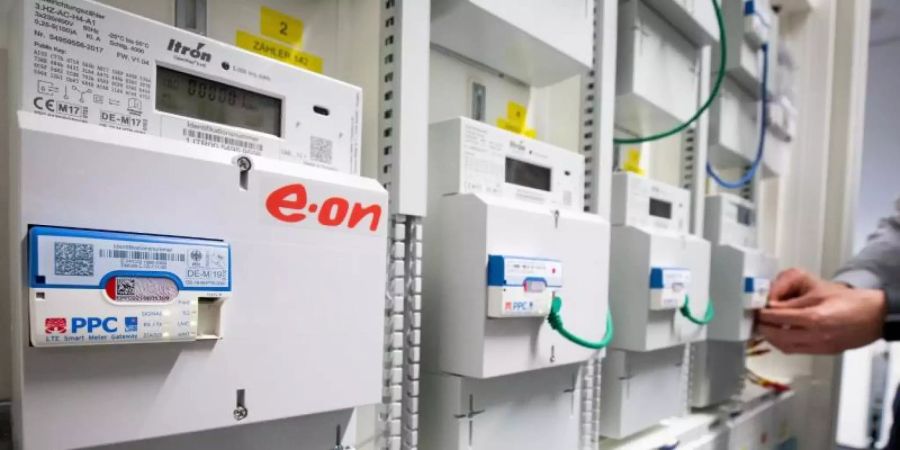 Intelligente Messsysteme für Strom des Energieversorgers Eon, ausgerüstet mit LTE Smart Meter Gateways, sind in einem Prüf- und Testsystem zu sehen. Foto: Christian Charisius/dpa