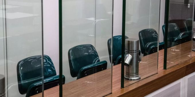 Die leere Anklagebank in einem Saal des Kriminalgerichts Moabit. Dort muss sich ein Youtuber aus Berlin, der drei minderjährige Mädchen sexuell missbraucht haben soll, verantworten. prozess youtuber berlin