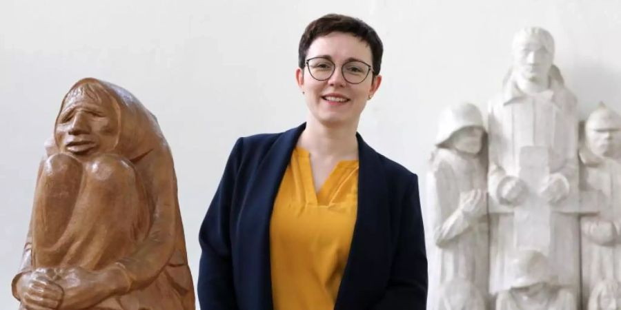 Geschäftsführerin Magdalena in der Ernst-Barlach-Stiftung im Atelierhaus zwischen den Plastiken "Frierende Alte" (l-r, 1937) und "Magdeburger Ehrenmal" (1928/29). Foto: Bernd Wüstneck/dpa-Zentralbild/dpa