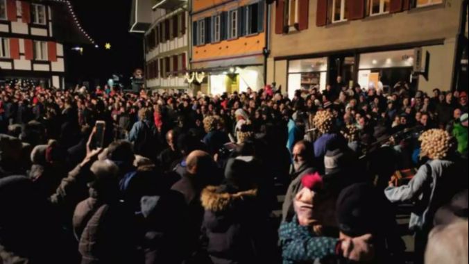 Der Umzug schreitet 'geordnet' zum Rednerwagen