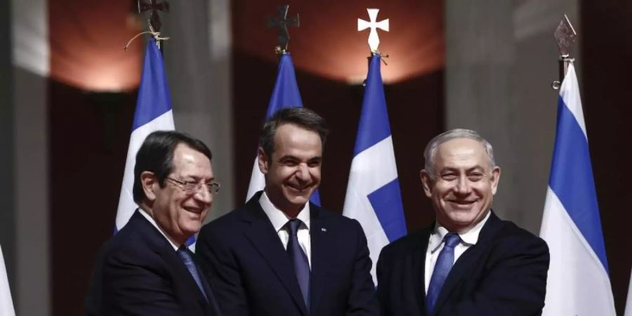 Der zyprische Präsident Nikos Anastasiades (l-r), Griechenlands Ministerpräsident Kyriakos Mitsotakis und der israelische Regierungschef Benjamin Netanjahu posieren vor der Unterzeichnung des Pipeline-Abkommens für die Fotografen. Foto: Uncredited/AP/dpa