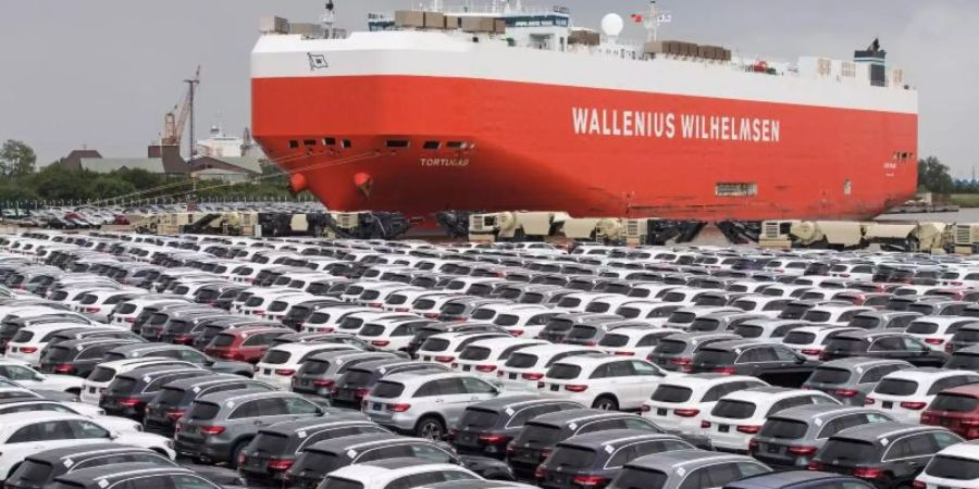 Neuwagen von Mercedes-Benz stehen auf dem Autoterminal der BLG Logistics Group. Deutschlands Exporteure haben trotz der Schwäche der Weltkonjunktur im Oktober mehr ausgeführt als im Vorjahresmonat. Foto: Ingo Wagner/dpa