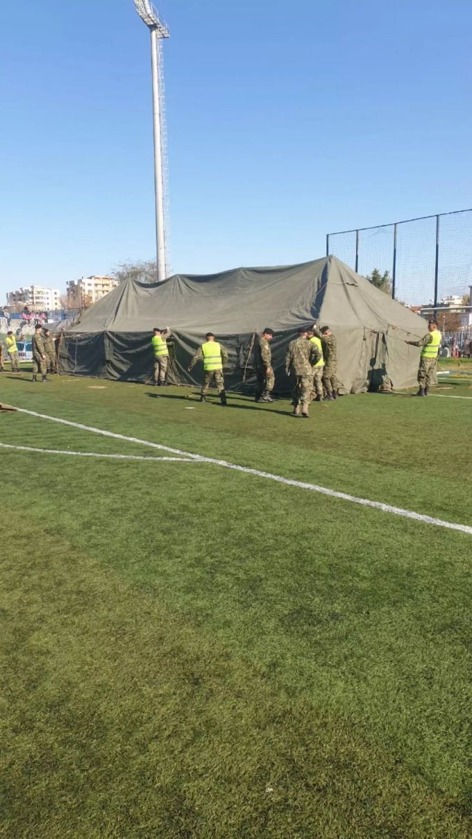 Einsatzkräfte des Militärs stellen im Fussballstadion in Durres Notfall-Zelte auf. Albanien Erdbeben