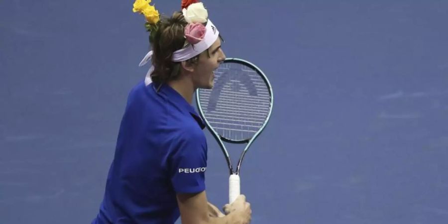 Alexander Zverev spielte in Quito mit Rosen im Haar. Foto: Dolores Ochoa/AP/dpa