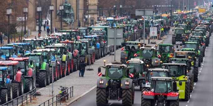 Zahlreiche Trecker stehen bei einer Protestaktion von Bauern auf der Strasse des 17. Juni zwischen dem Ernst-Reuter-Platz und der Siegessäule. Bauernprotest in Berlin